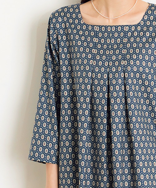 BT070 スクエアネックのタックブラウス