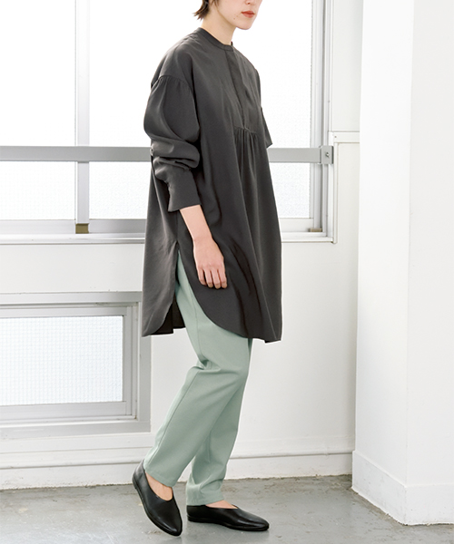 BT300 タック入りテーパードパンツ