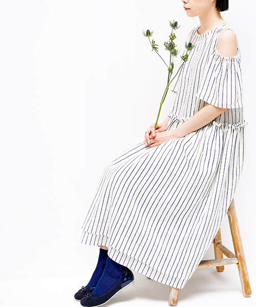 BT402 肩出しフレア袖のワンピース